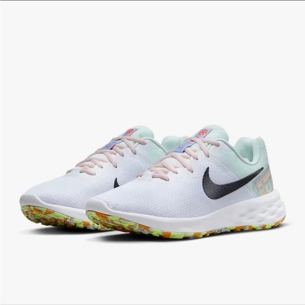 Nike Women's Revolution 6 NN PRM